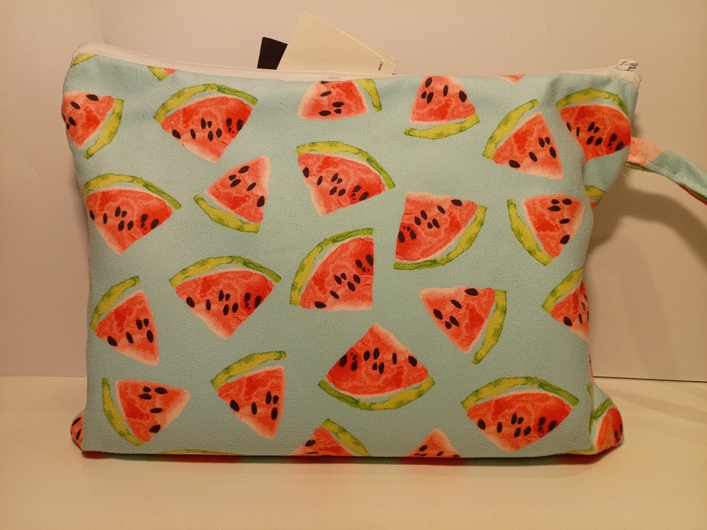 TOALLA DE BAÑO CON BOLSO MOTIVO DE PATILLA