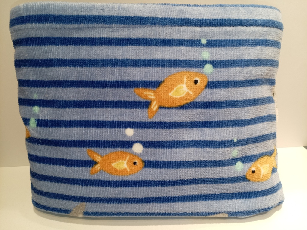 TOALLA DE BAÑO AZUL DE TIBURONES