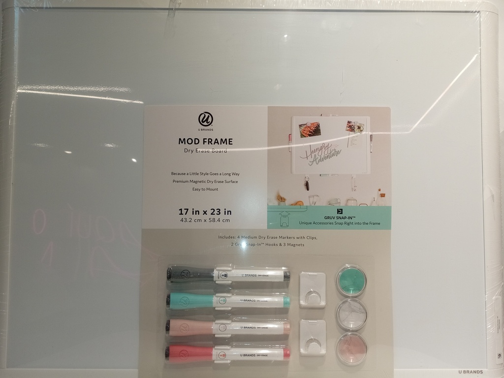 PIZARRA ACRILICA CON MARCADOR, IMANES Y GANCHOS 43.20X58.40