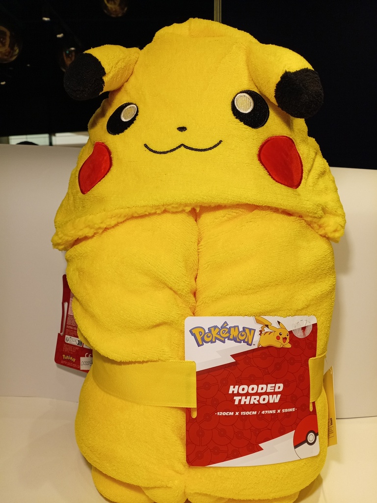 COBIJA POKEMON CON CAPUCHA