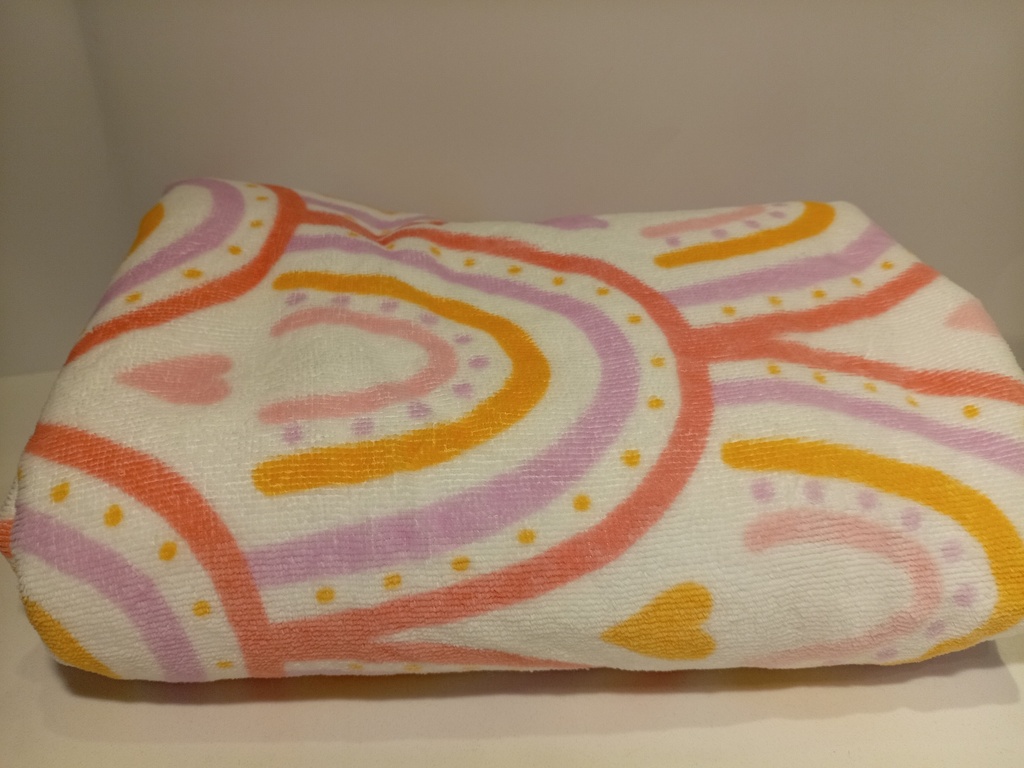 TOALLA DE BAÑO ARCOIRIS CORAZON Y OTRA